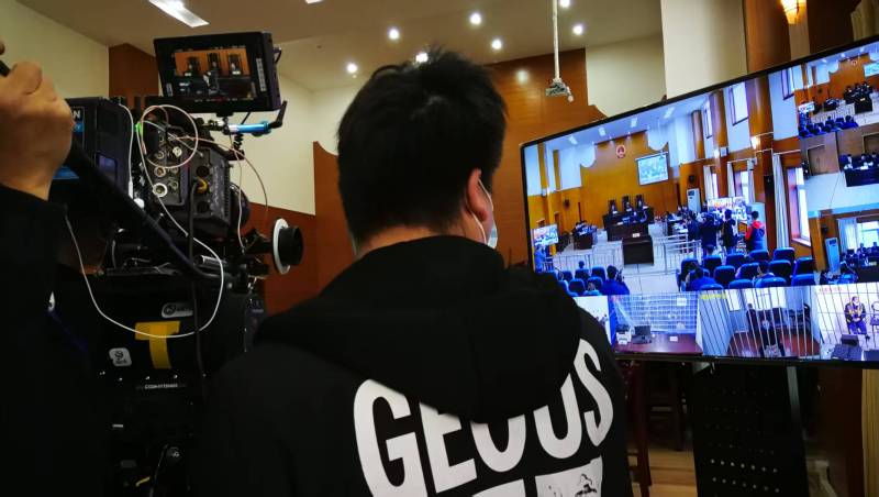 AI生成VS人工创意——越城区广告片拍摄公司的技术浪漫主义实践